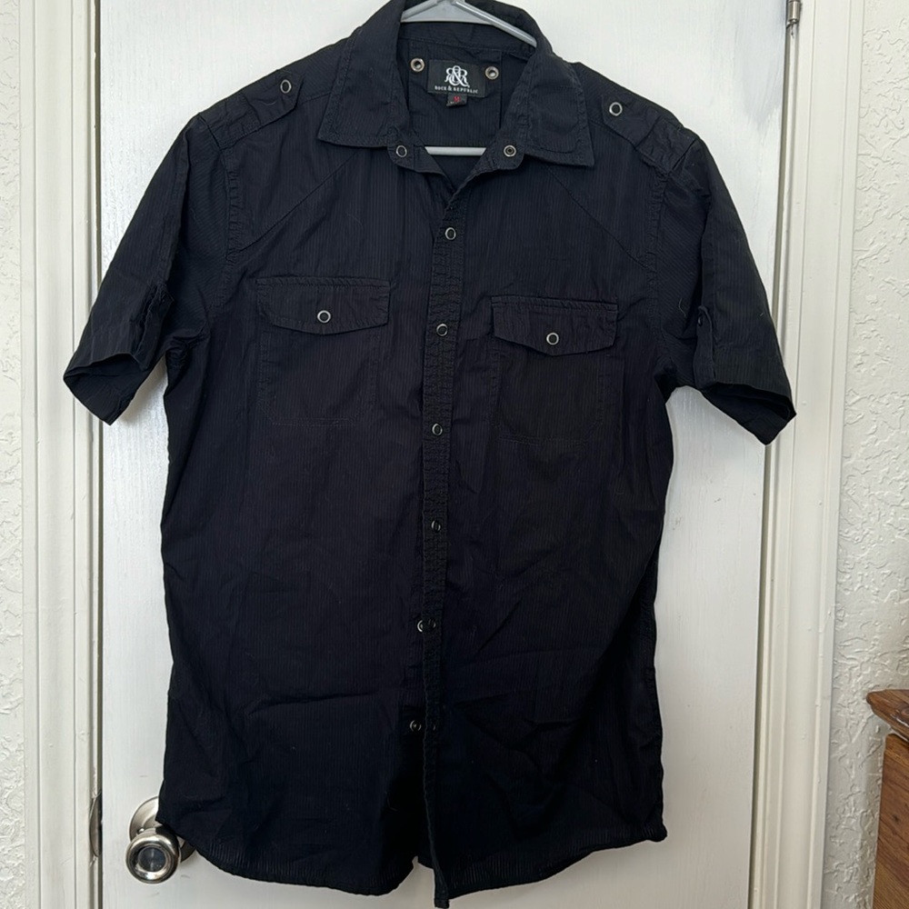 Men’s Rock and Republic Shirt Sleeve Casual Button Down. Size Medium